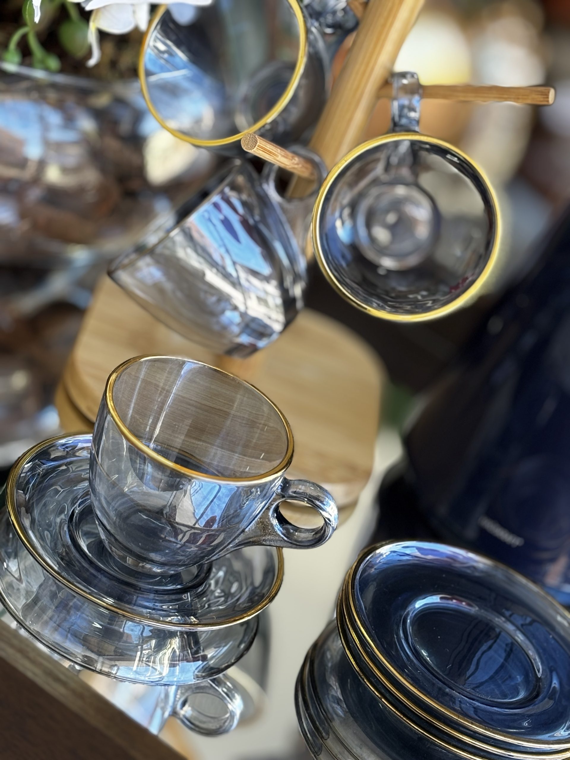 JG de Xicara + Pires Cristal Hauskraft preto com borda dourada