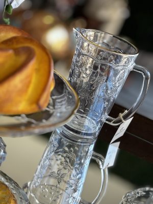 Jarra em vidro Relevo floral Butterfly com borda dourada