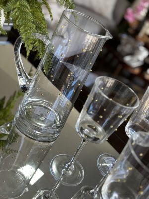 Jarra com Detalhes Dourados – Vidro Decorativo