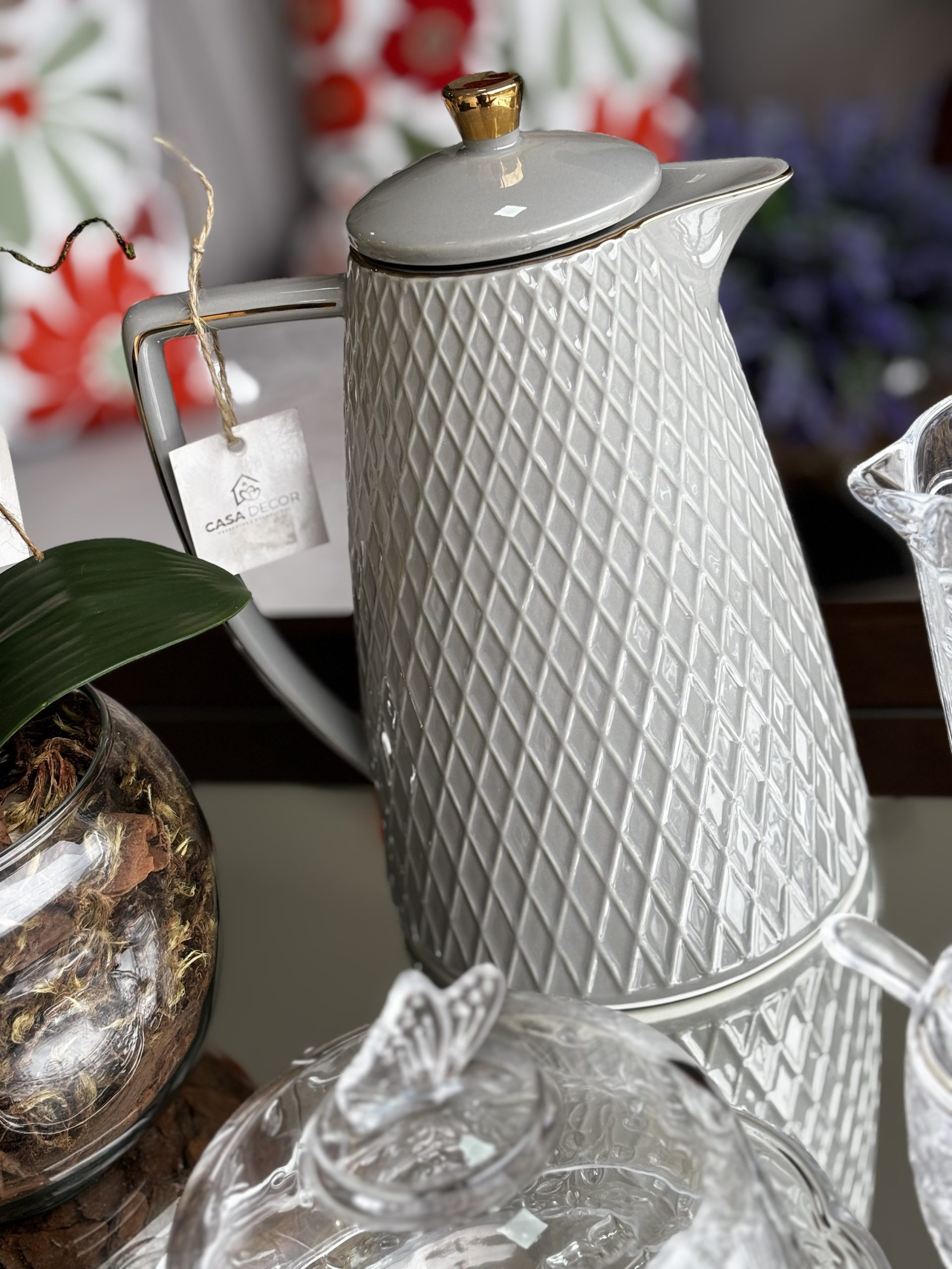 Garrafa térmica em Porcelana Cinza com detalhes em dourado - Imagem 4