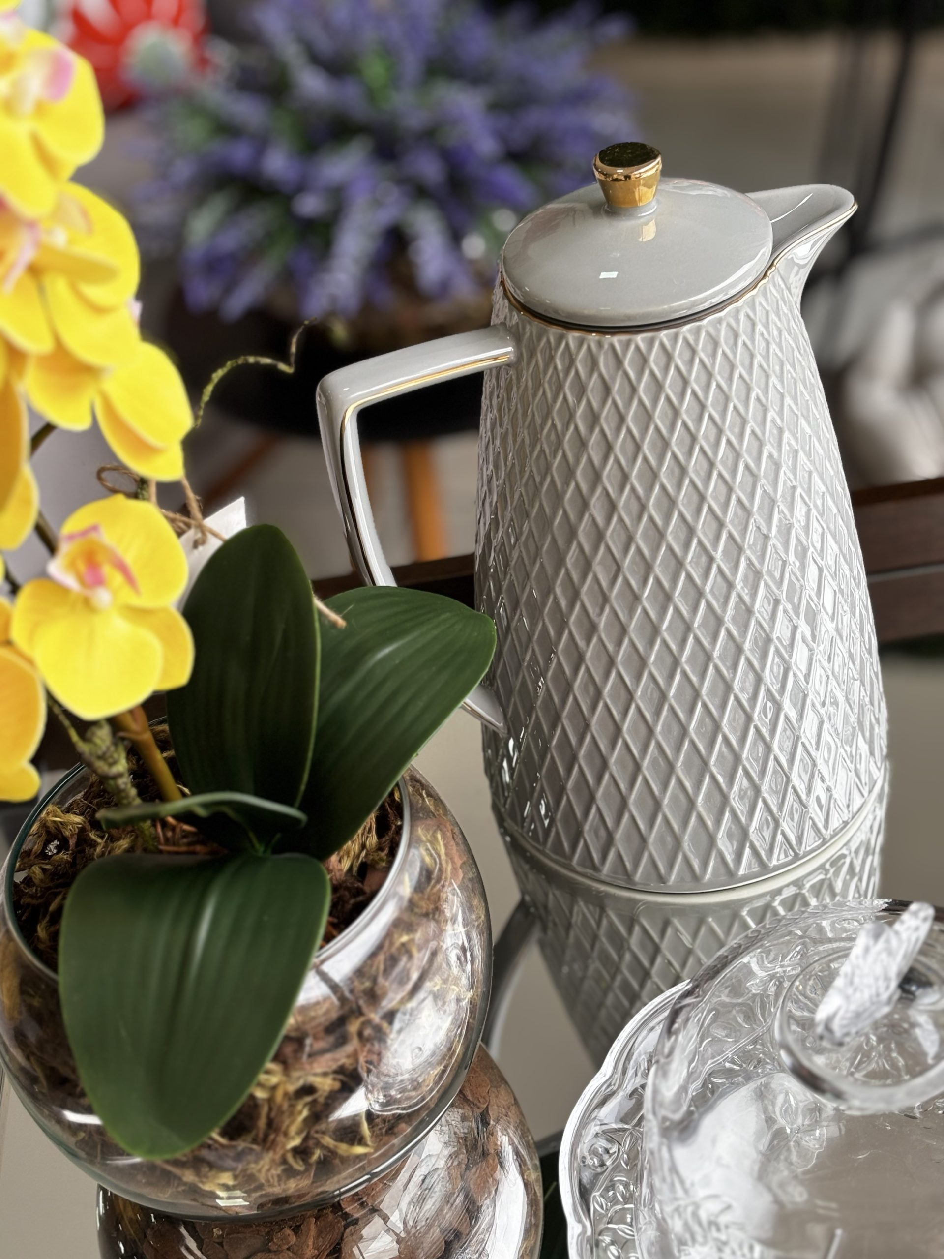 Garrafa térmica em Porcelana Cinza com detalhes em dourado
