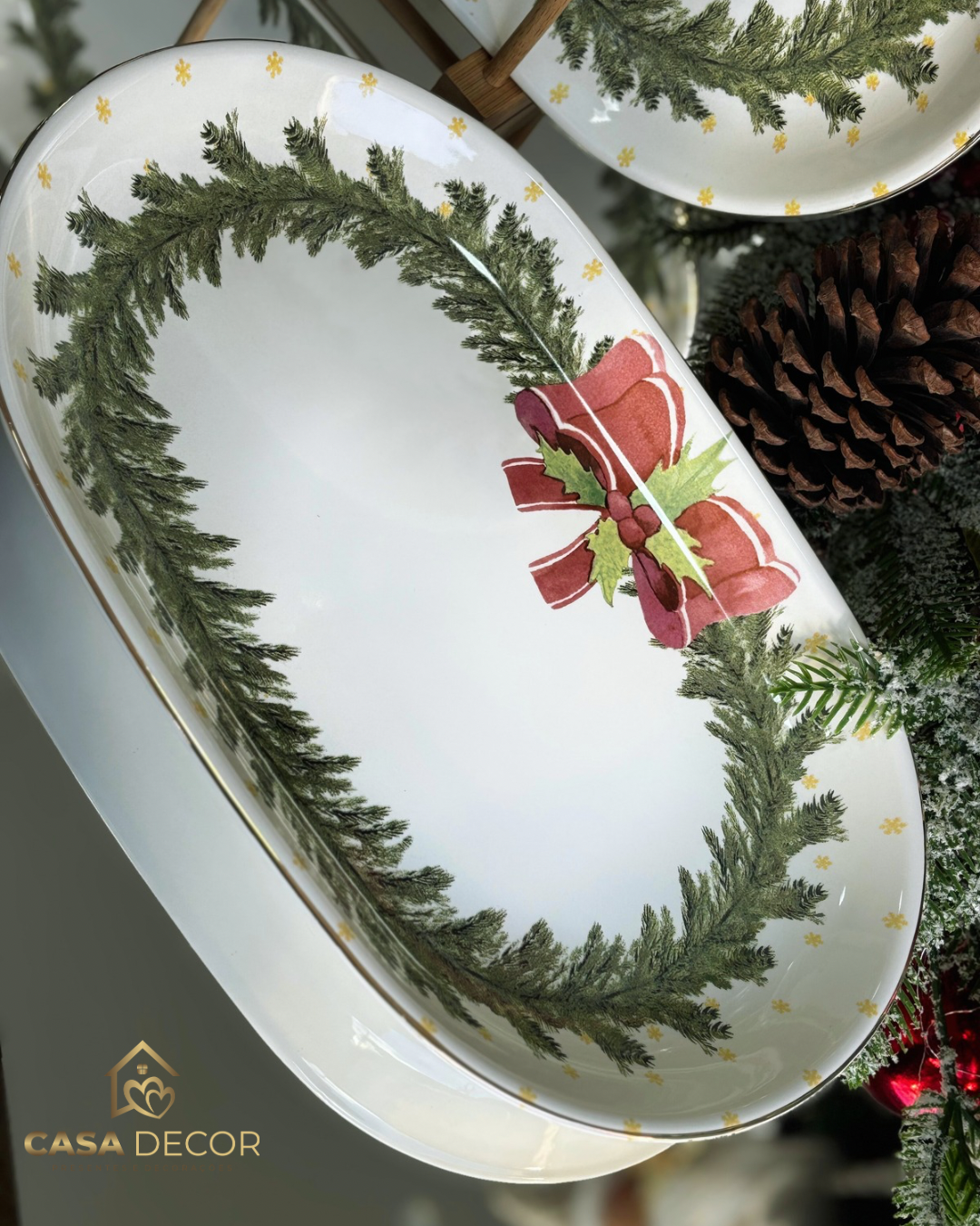 Travessa Natalina em Porcelana - Guirlanda e laço vermelho - Imagem 2