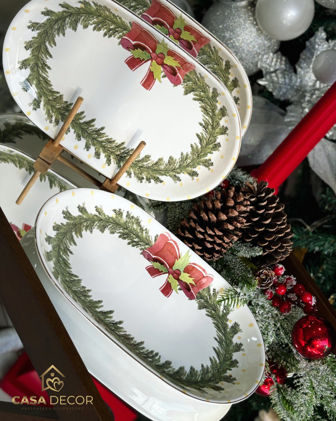 Travessa Natalina em Porcelana - Guirlanda e laço vermelho